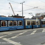 Jubliäumstram Blaue Tram in vier verschiedenen historischen Designs foliert